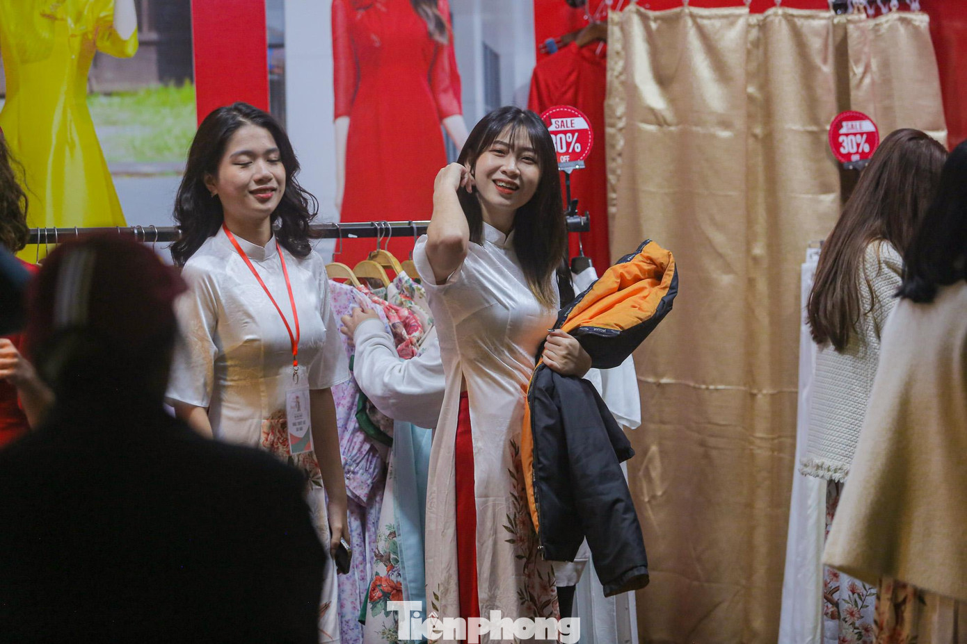 Khách tham quan có thể chọn, mua những bộ áo dài yêu thích ngay tại lễ hội.