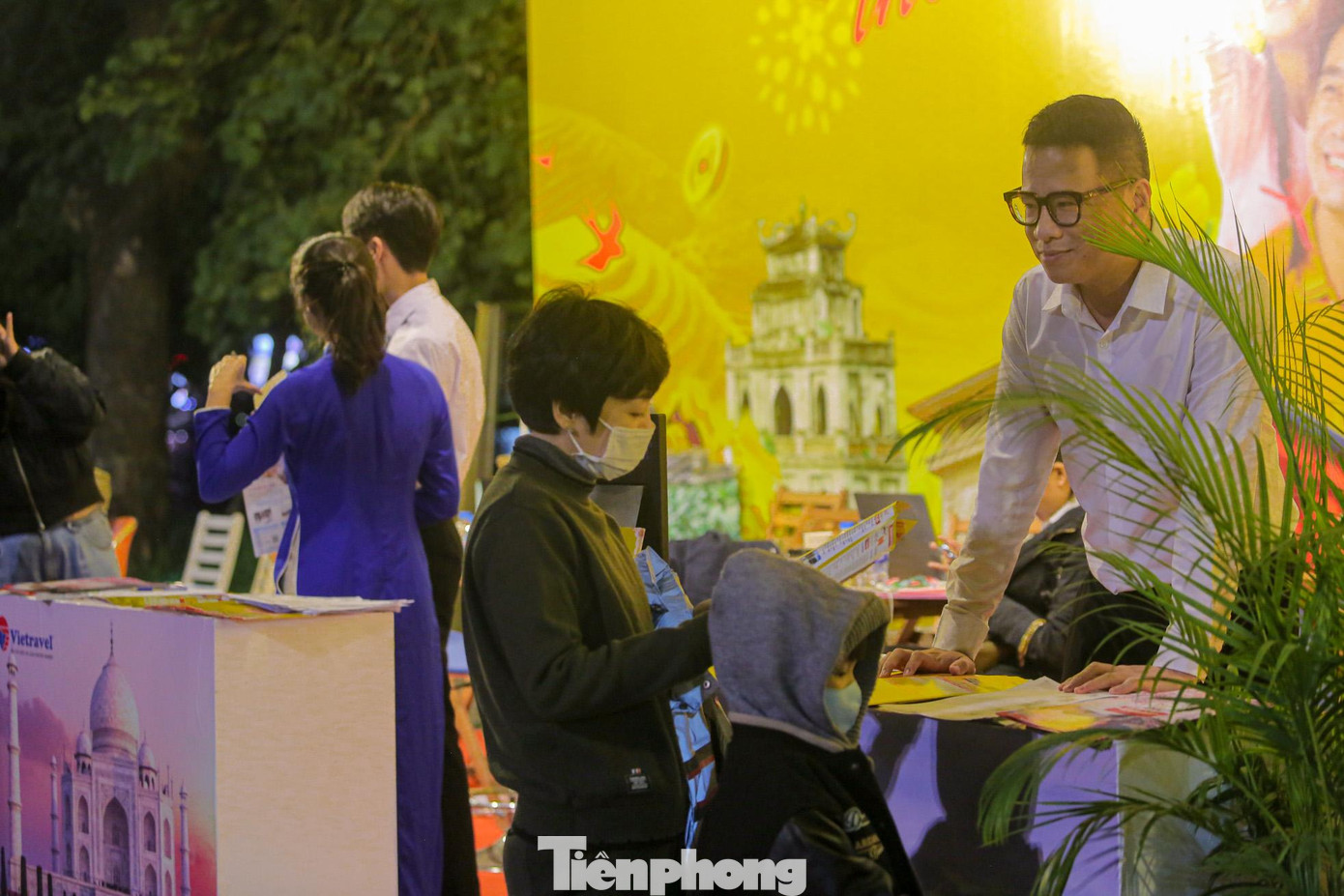 Lễ hội Áo dài du lịch Hà Nội diễn ra đến hết ngày 4/12.