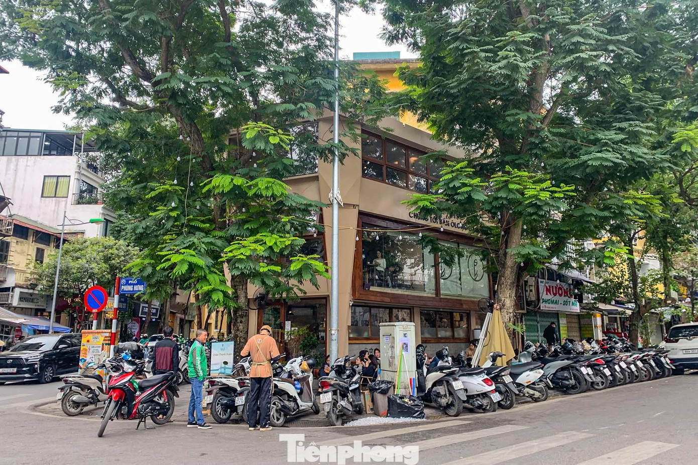 Số 25A Phùng Hưng (Hoàn Kiếm), hiện đang là nơi kinh doanh quán cà phê cũng nằm trong danh sách nhà chuyên dùng bị thu hồi. Số 25A Phùng Hưng (Hoàn Kiếm), hiện đang là nơi kinh doanh quán cà phê cũng nằm trong danh sách nhà chuyên dùng bị thu hồi.