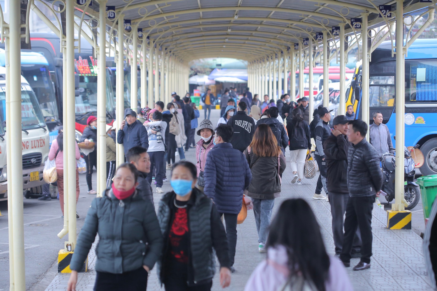 Sau khi kết thúc ngày làm việc cuối cùng trong năm 2022, người dân bắt đầu đổ ra các bến xe, cửa ngõ Thủ đô để về quê nghỉ lễ, đi du lịch...