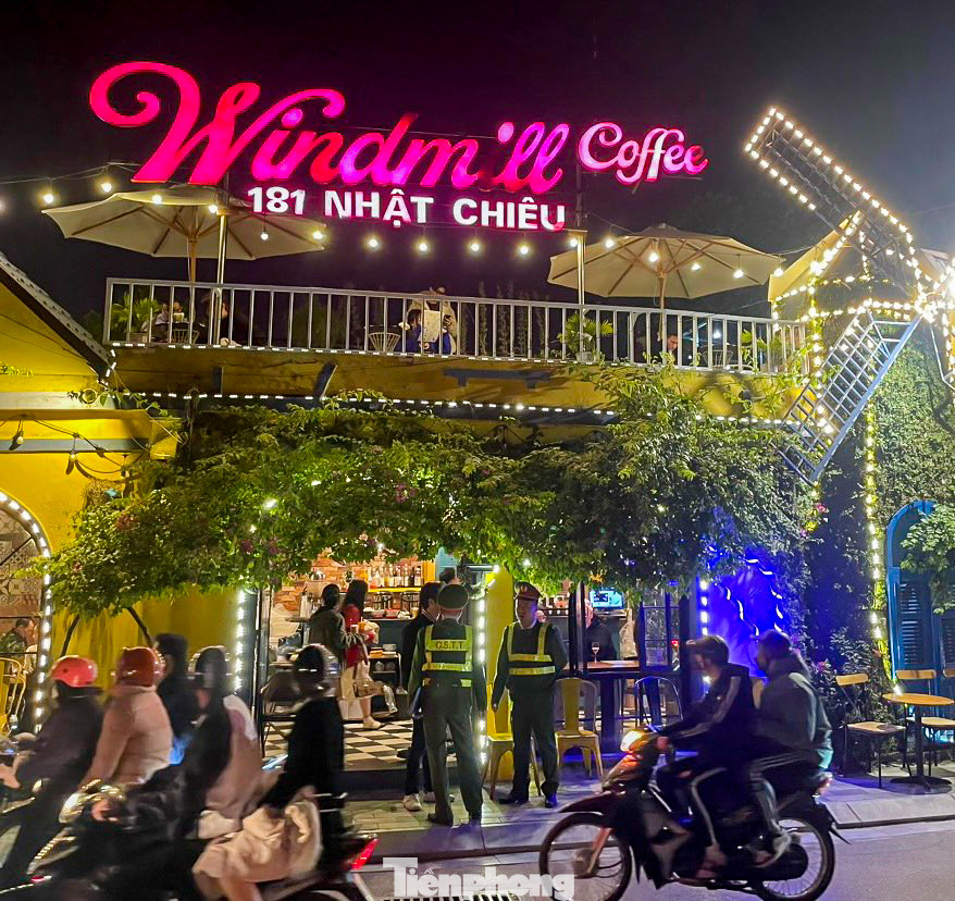 Một cửa hàng trên phố Nhật Chiêu (phường Nhật Tân) lấn chiếm vỉa hè để kinh doanh bị xử phạt.