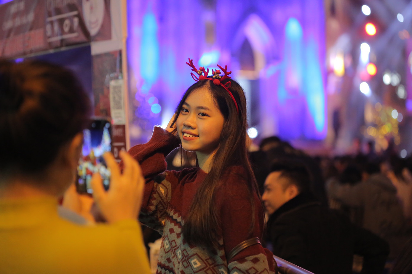 Những phụ kiện như bờm tuần lộc, tai mèo... được các bạn nữ ưa chuộng. Những phụ kiện như bờm tuần lộc, tai mèo... được các bạn nữ ưa chuộng.