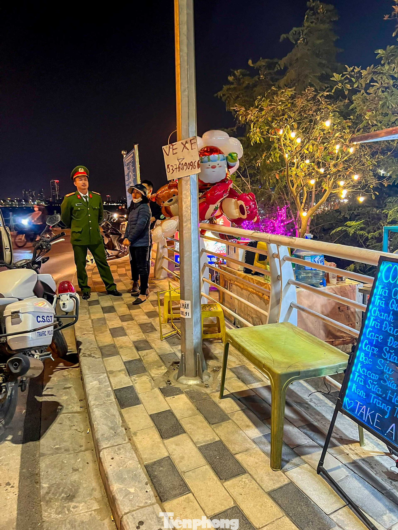 Nhiều hàng quán được yêu cầu dọn dẹp, trả lại vỉa hè cho người đi bộ.