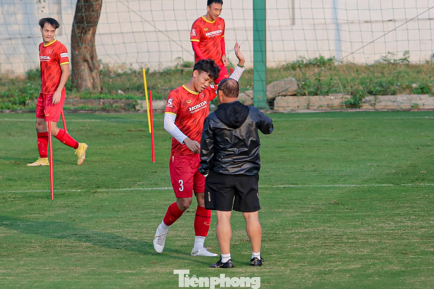 HLV Park liên tục nhắc nhở học trò khi gặp lỗi trong lúc luyện tập.