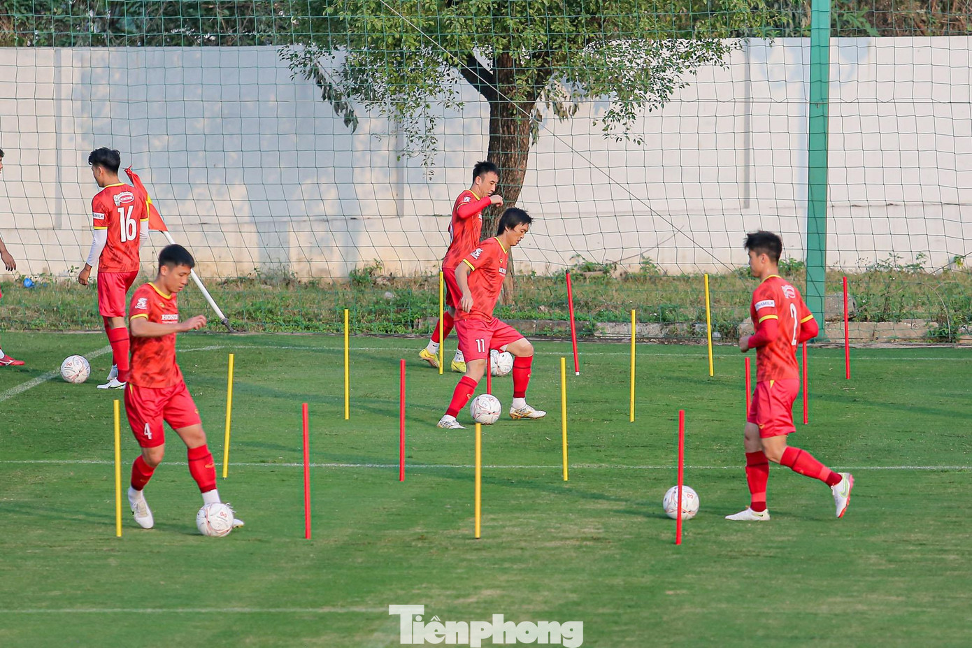 Các cầu thủ đều hoàn thành bài tập một cách nghiêm túc.