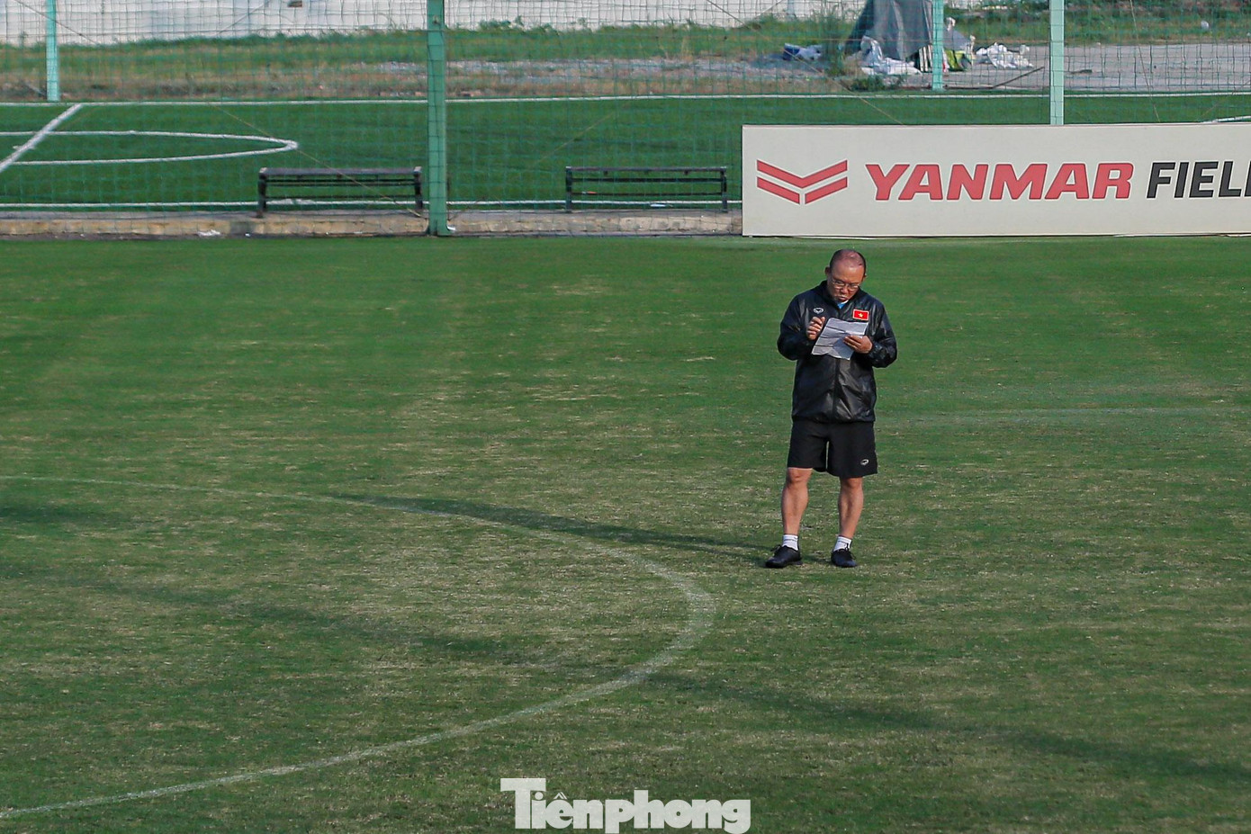 HLV quyết định cho các cầu thủ tập 1 buổi trong ngày hôm nay thay vì hai buổi theo kế hoạch ban đầu.