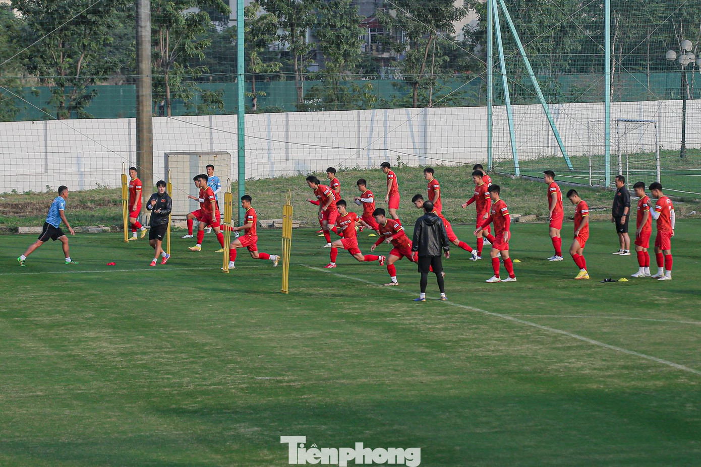 Buổi tập bắt đầu bằng phần khởi động với những bài tập kỹ như di chuyển không bóng.