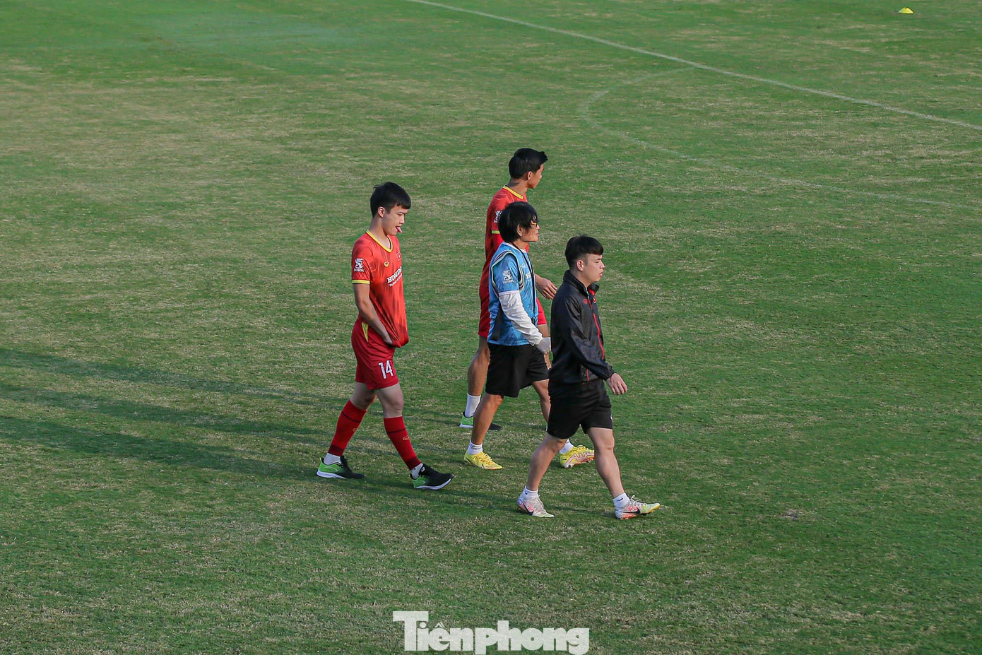 Hoàng Đức và Văn Hậu là hai cầu thủ không thể tập bình thường cùng các đồng đội mà chỉ có thể tập phục hồi riêng với bác sĩ Choi ở sân tập bên cạnh.