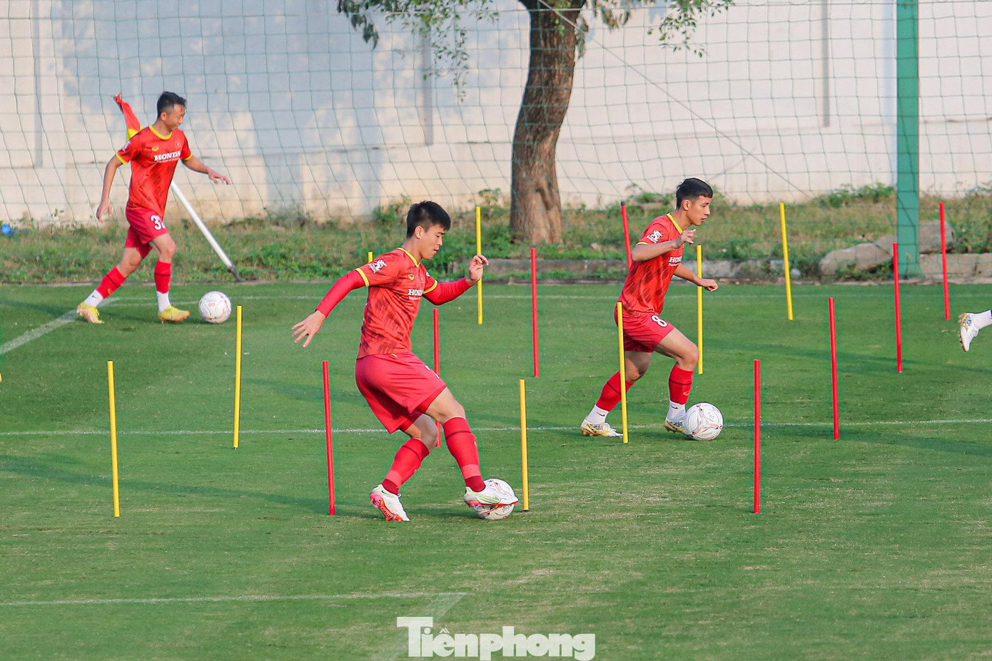 Sau màn khởi động, BHL cho các cầu thủ tập những bài tập dẫn bóng qua chướng ngại vật, phối hợp ngắn...