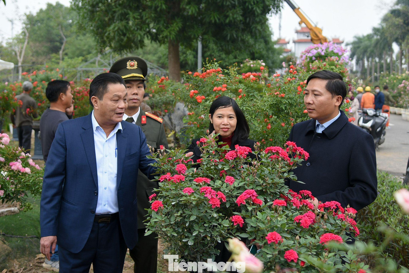 Lãnh đạo huyện Mê Linh đi kiểm tra công tác chuẩn bị lễ hội hoa.