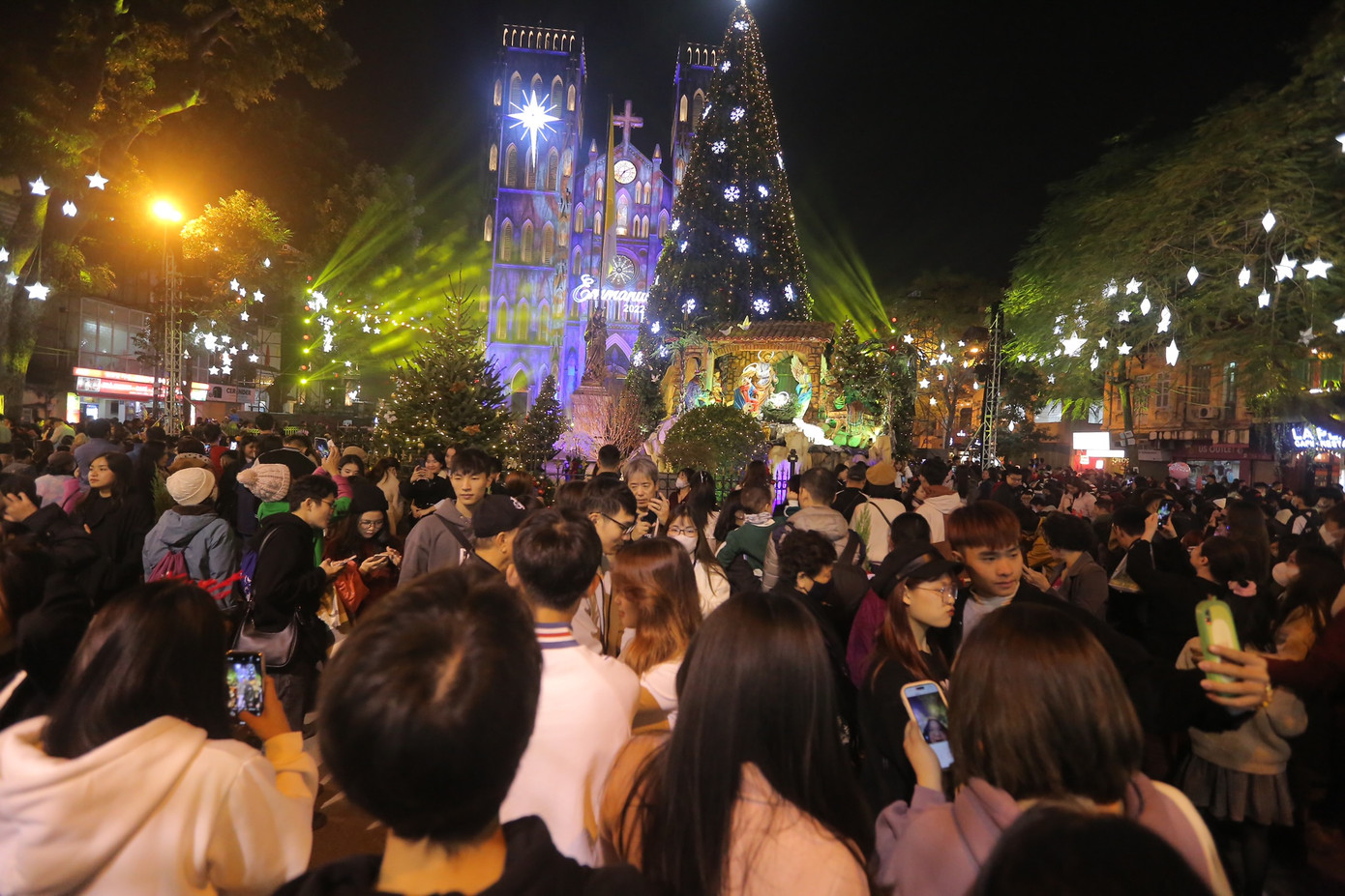 Càng về đêm, lượng người đổ về nhà thờ càng đông. Càng về đêm, lượng người đổ về nhà thờ càng đông.