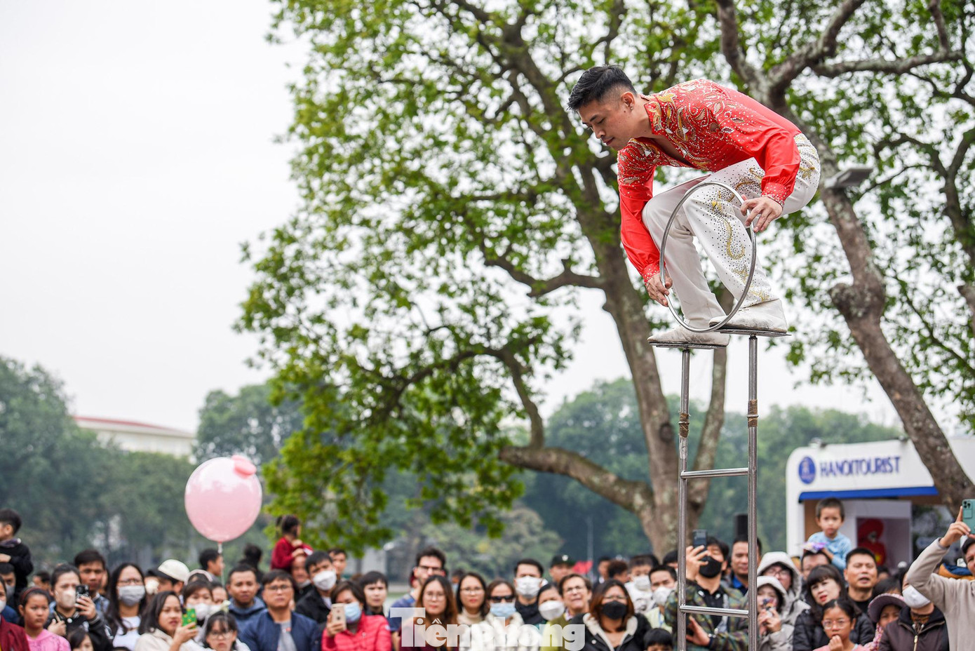 29 tiết mục được trình diễn trên các con phố xung quanh hồ Hoàn Kiếm. 29 tiết mục được trình diễn trên các con phố xung quanh hồ Hoàn Kiếm.