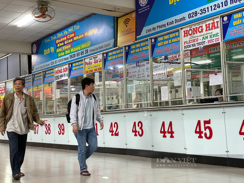 Khu vực các nhà xe đi các tỉnh Tây Nguyên cũng rất ít khách đến mua vé, lấy vé. Nhân viên bán vé các nhà xe cũng xác nhận Tết Dương lịch mọi người ở khu vực Tây Nguyên ít về quê hơn các năm trước, hầu hết chờ đến đúng Tết Nguyên đán.