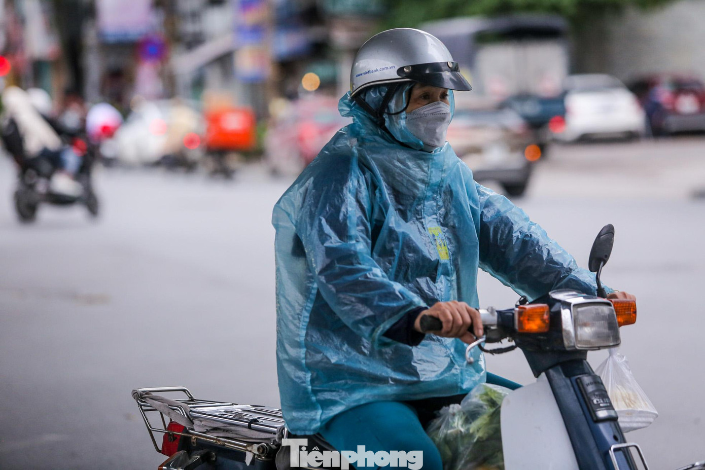 Một số người mặc thêm áo mưa để chống chọi với giá rét.