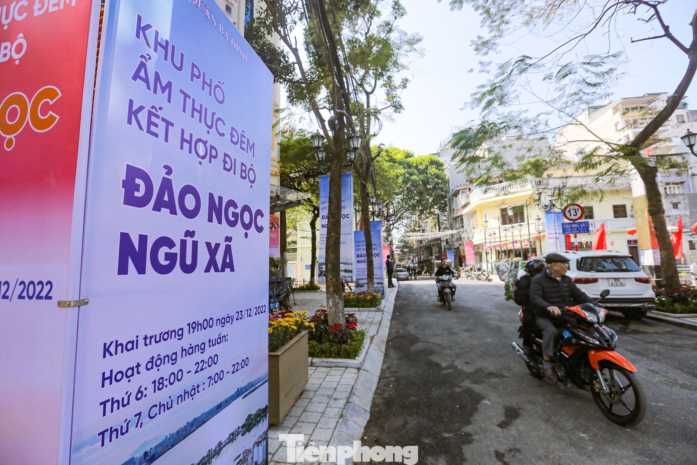 Đảo Ngọc - Ngũ Xã, hay còn gọi bán đảo Trúc Bạch, nằm trên hồ Trúc Bạch, rộng 4,5 hecta, người và phương tiện từ đảo đến các khu vực xung quanh qua hai cầu nhỏ tại phố Trấn Vũ và phố Ngũ Xã. Đảo Ngọc - Ngũ Xã, hay còn gọi bán đảo Trúc Bạch, nằm trên hồ Trúc Bạch, rộng 4,5 hecta, người và phương tiện từ đảo đến các khu vực xung quanh qua hai cầu nhỏ tại phố Trấn Vũ và phố Ngũ Xã.