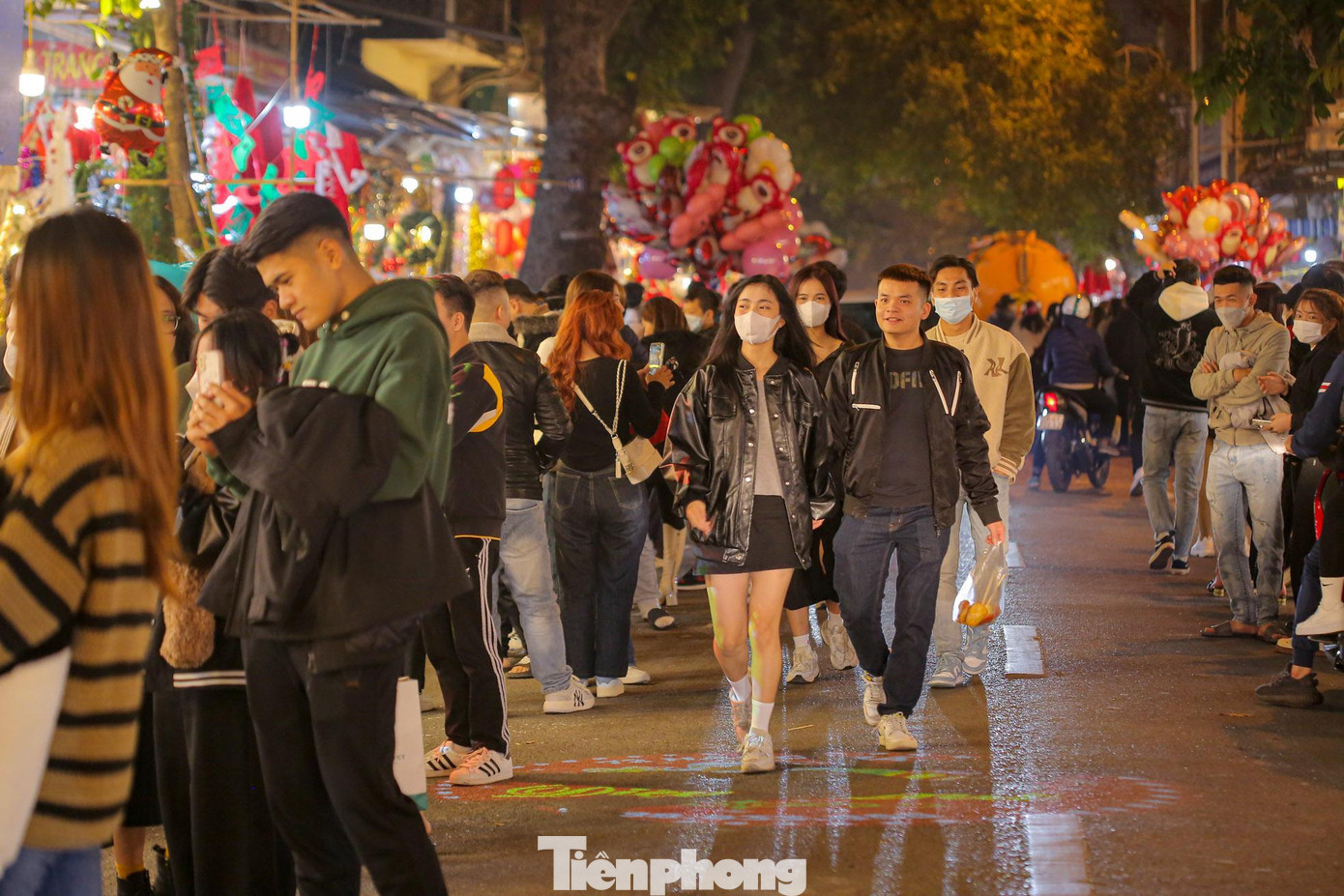 Mặc dù còn hơn một tuần nữa mới đến lễ Noel nhưng con phố trên luôn đông đúc, tấp nập người dân đến mua sắm và "chụp cho nhau tấm hình" bất kể ngày thường hay cuối tuần.