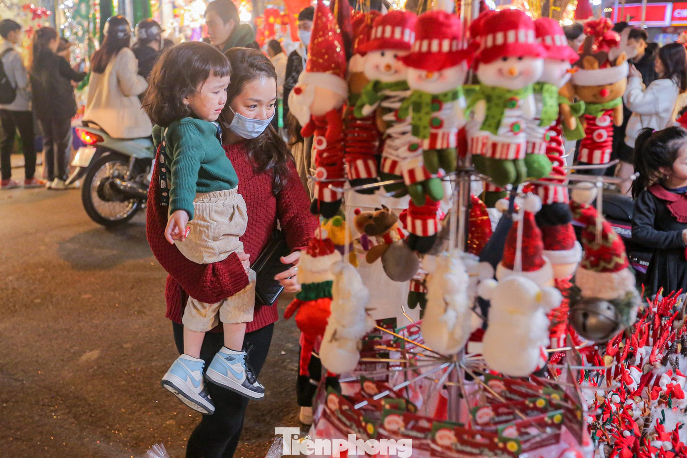 Để thu hút sự chú ý của khách hàng, những món đồ đẹp và độc đáo đều được chủ các cửa hàng trưng ra