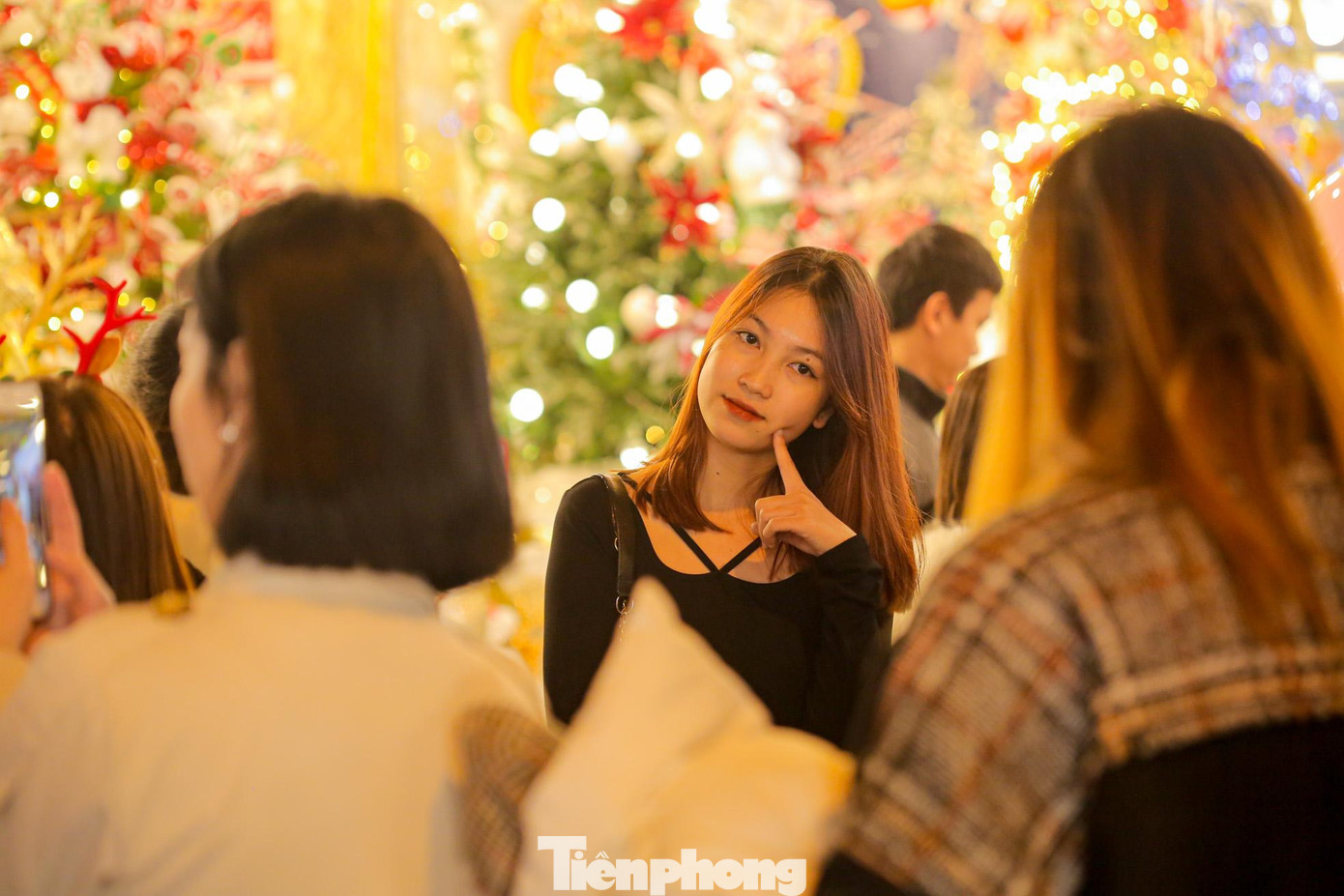 Vào những ngày này, phố Hàng Mã trở thành địa điểm lý tưởng để chụp ảnh, check-in của giới trẻ Hà Nội.