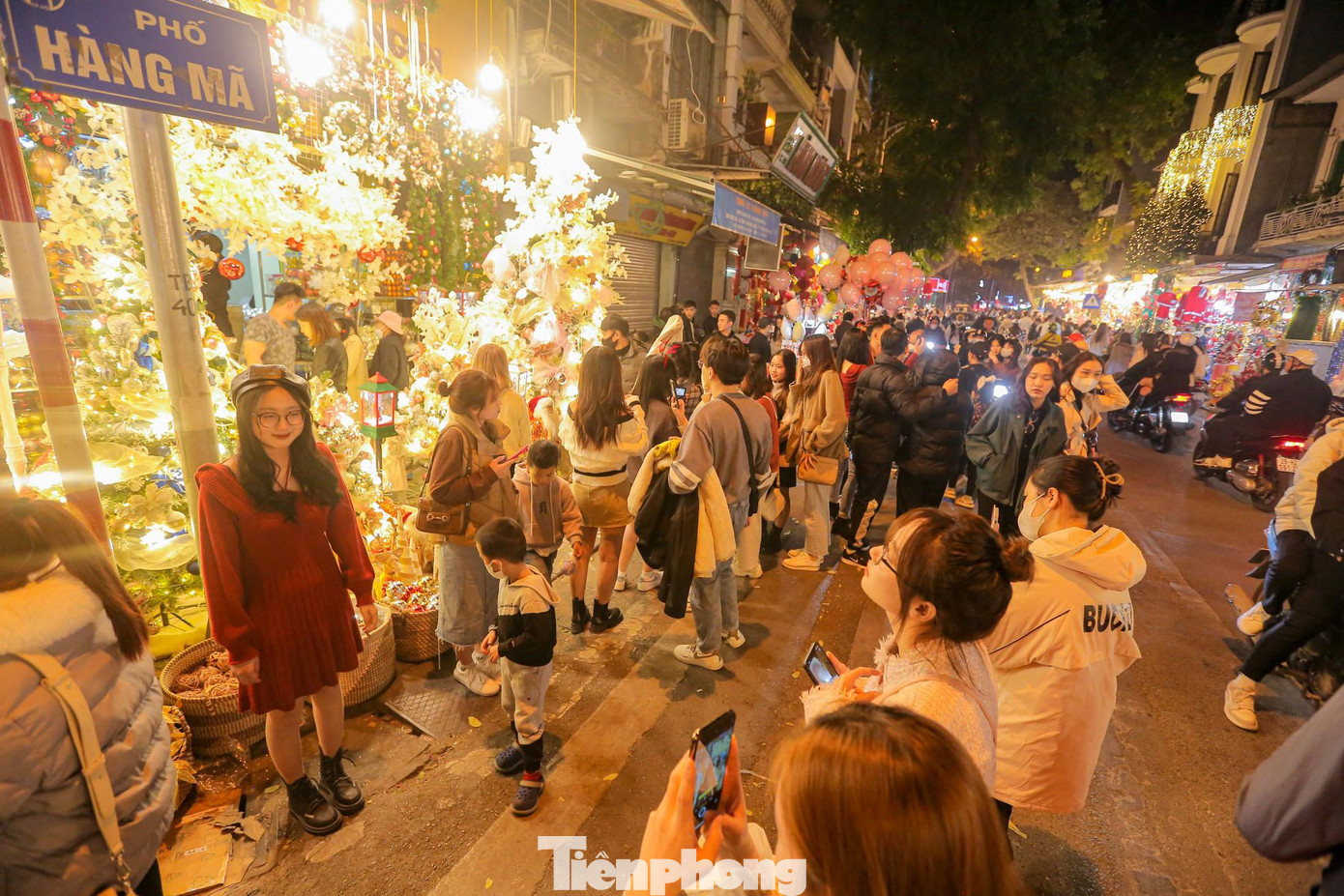 Khi cận kề Lễ Giáng Sinh, phố Hàng Mã sẽ bước vào thời điểm đông vui, nhộn nhịp nhất.