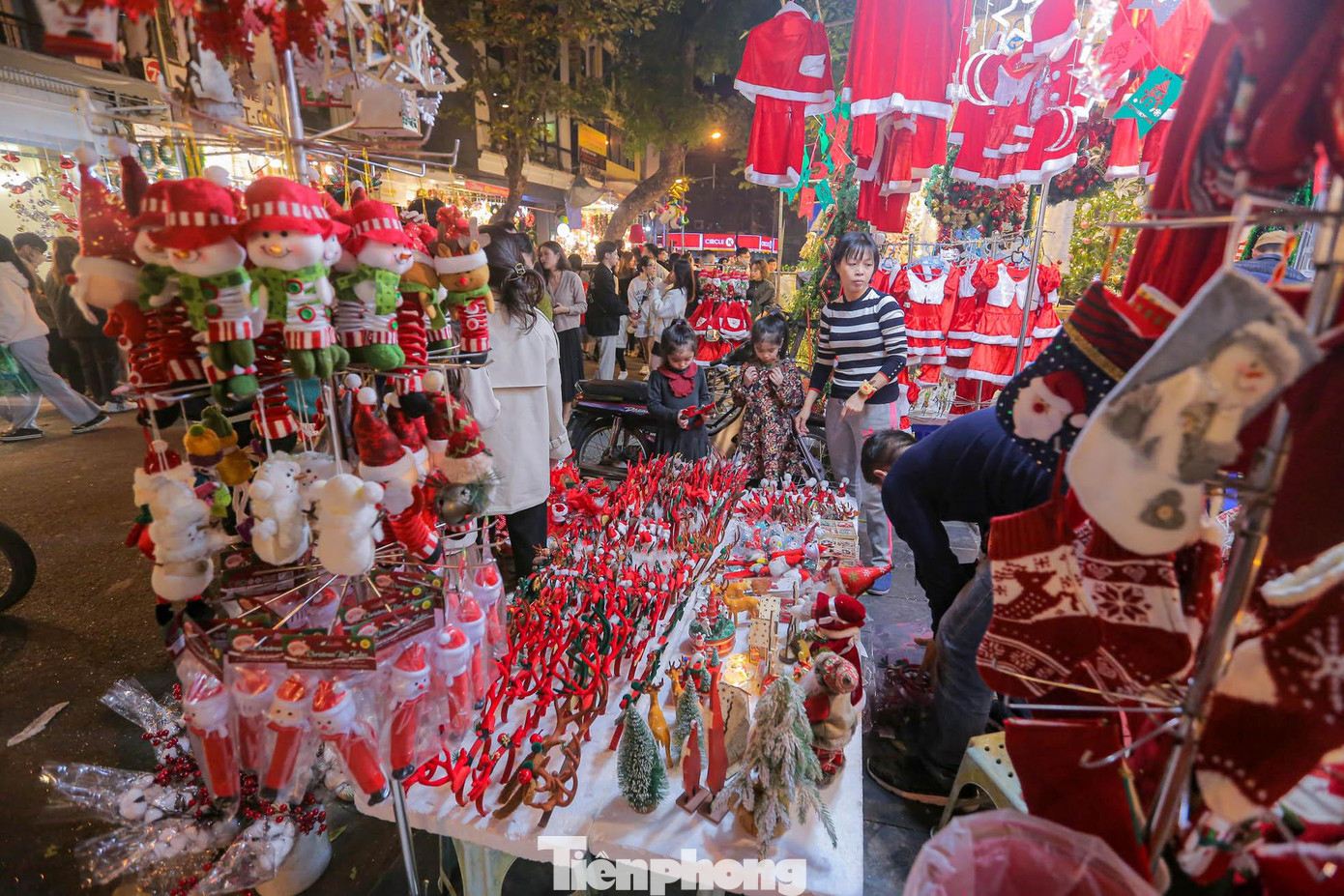 Tiểu thương ở đây cho biết, những chiếc bờm tuần lộc vẫn là mặt hàng phổ thông bán chạy nhất mùa Giáng sinh.
