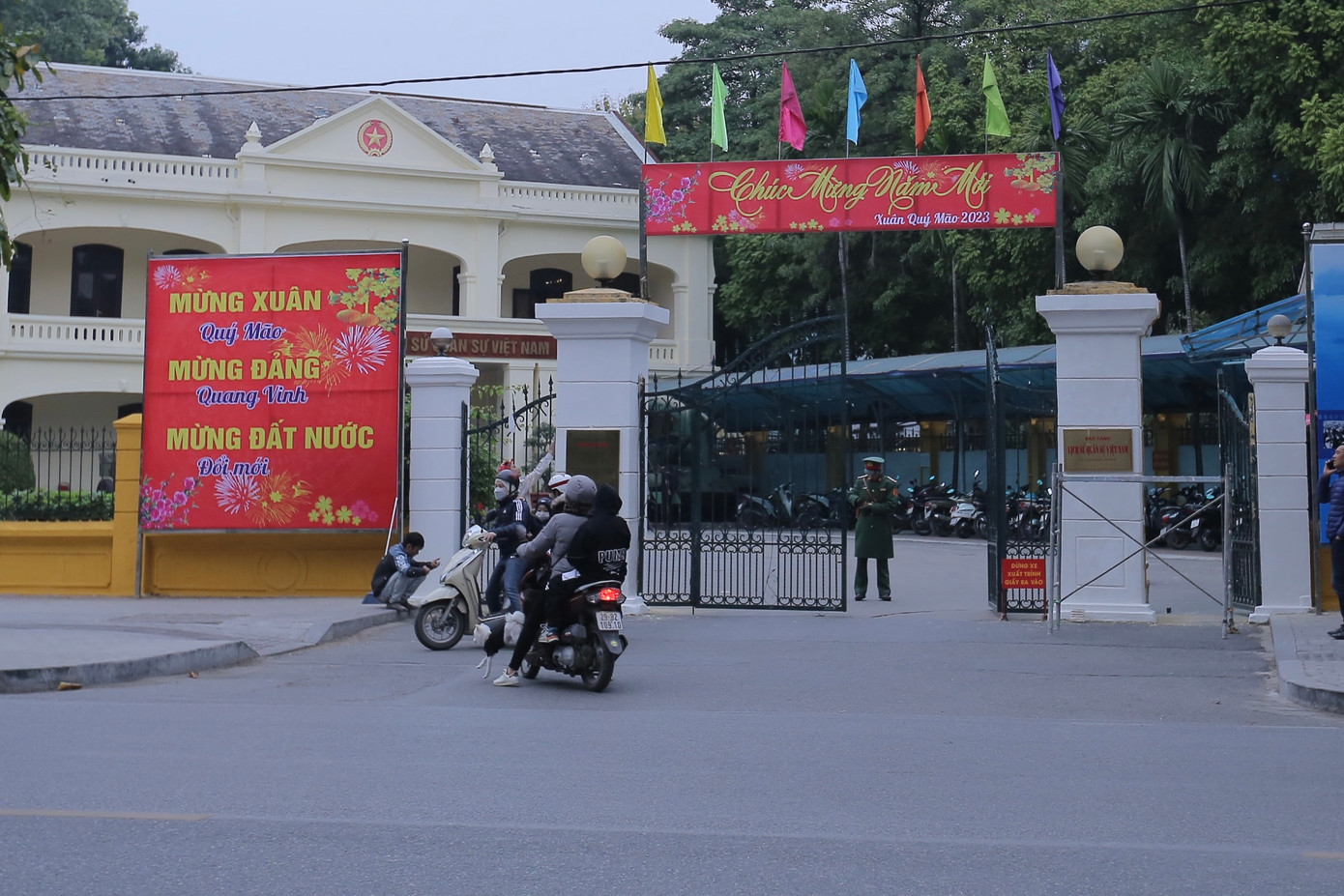 Đường phố Thủ đô cũng rực rỡ sắc màu, sẵn sàng đón năm mới.