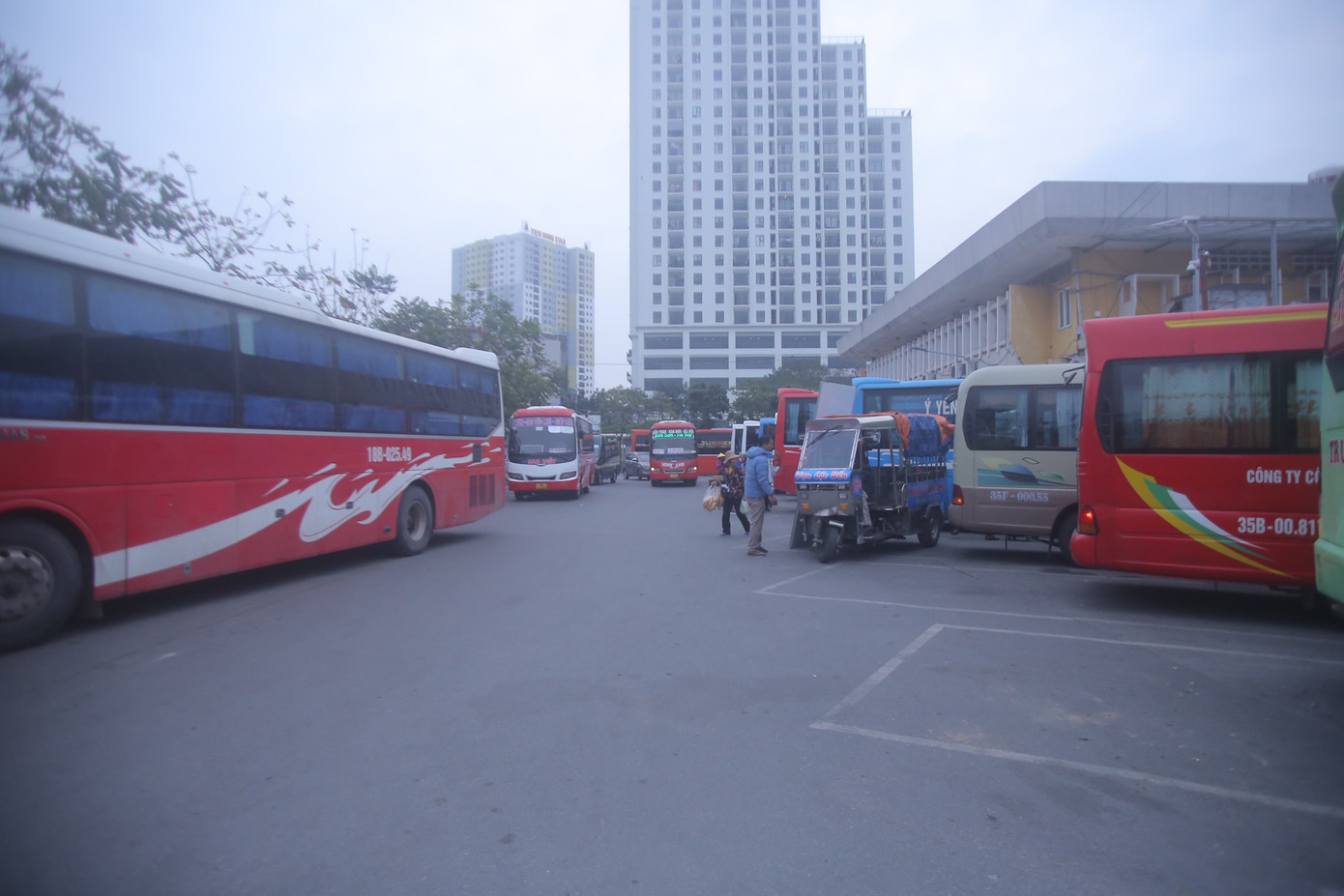 Đầu giờ chiều nay (30/12), hàng loạt xe khách đỗ đầy tại bến xe Giáp Bát để chờ đón, phục vụ khách trong ngày cuối năm trước kỳ nghỉ lễ Tết Dương lịch. - Ảnh: Duy Phạm