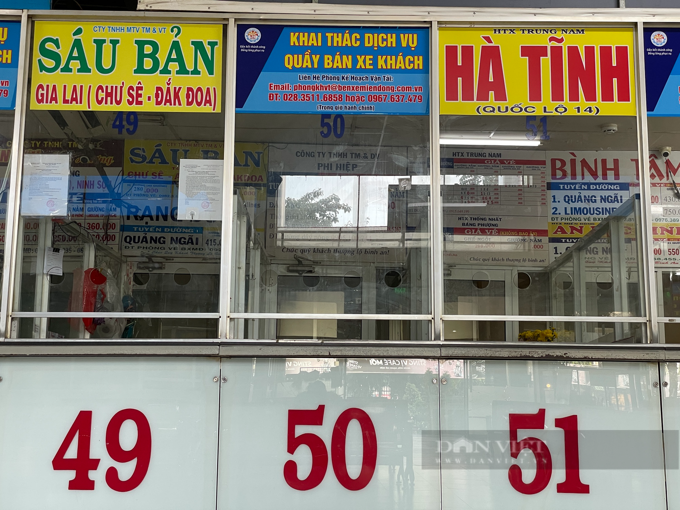 Nhiều nhà xe còn bỏ trống quầy dù cao điểm đi lại Tết Dương lịch 2023. Thực tế, trước đó, các nhà xe đã cho biết lượng vé bán ra dịp Tết Dương lịch không cao do người dân chọn về quê “2 trong 1”, tức chỉ về Tết Nguyên đán. Một lượng khác cũng đến bến xe miền Đông mới (TP.Thủ Đức) để về quê. Tuy nhiên, lượng khách tại bến xe miền Đông mới còn hẩm hiu hơn.