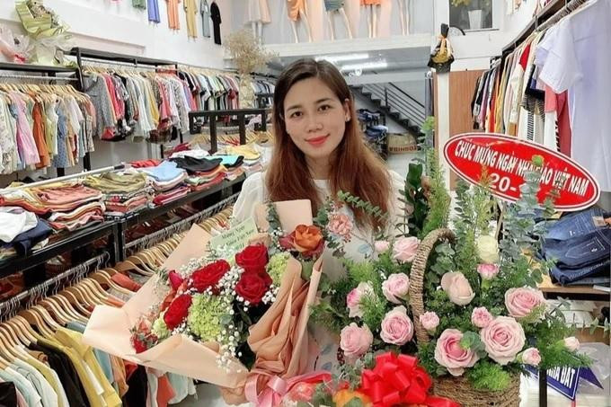 Cô giáo Huyền trong tiệm quần áo của gia đình trên đường Phú Lợi, TP Thủ Dầu Một (Ảnh: Nhân vật cung cấp).