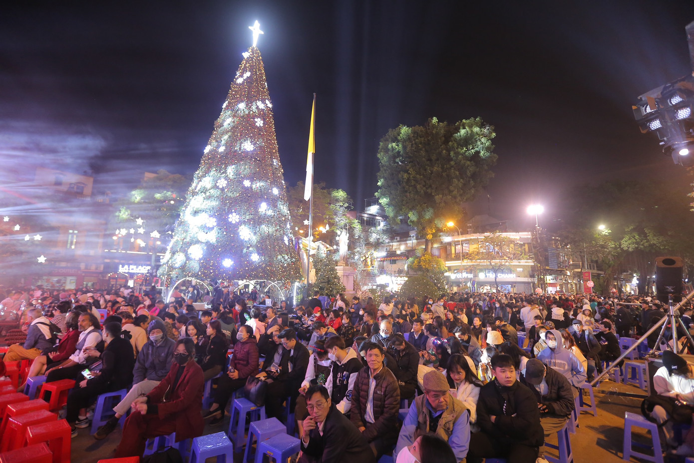 Nhà thờ bố trí ghế ngồi cho giáo dân đến chờ làm lễ ngay tại trước nhà thờ. Nhà thờ bố trí ghế ngồi cho giáo dân đến chờ làm lễ ngay tại trước nhà thờ.