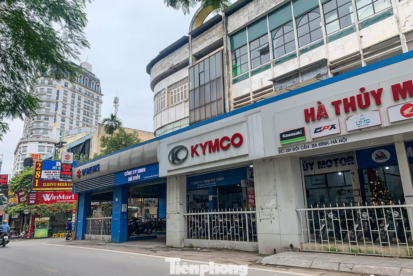 Riêng với nhà chuyên dùng số 281 Đội Cấn, ngày 26/10, Sở Xây dựng Hà Nội đã có văn bản yêu cầu UBND quận Ba Đình và Cty Quản lý nhà Hà Nội kiểm tra, xác minh và đề xuất UBND thành phố thu hồi. Riêng với nhà chuyên dùng số 281 Đội Cấn, ngày 26/10, Sở Xây dựng Hà Nội đã có văn bản yêu cầu UBND quận Ba Đình và Cty Quản lý nhà Hà Nội kiểm tra, xác minh và đề xuất UBND thành phố thu hồi.