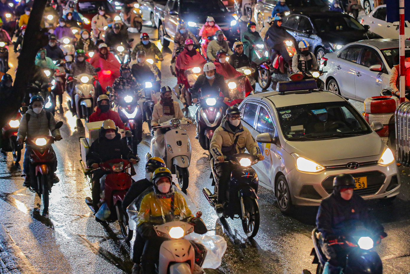 Các phương tiện chỉ có thể nhích từng bước.