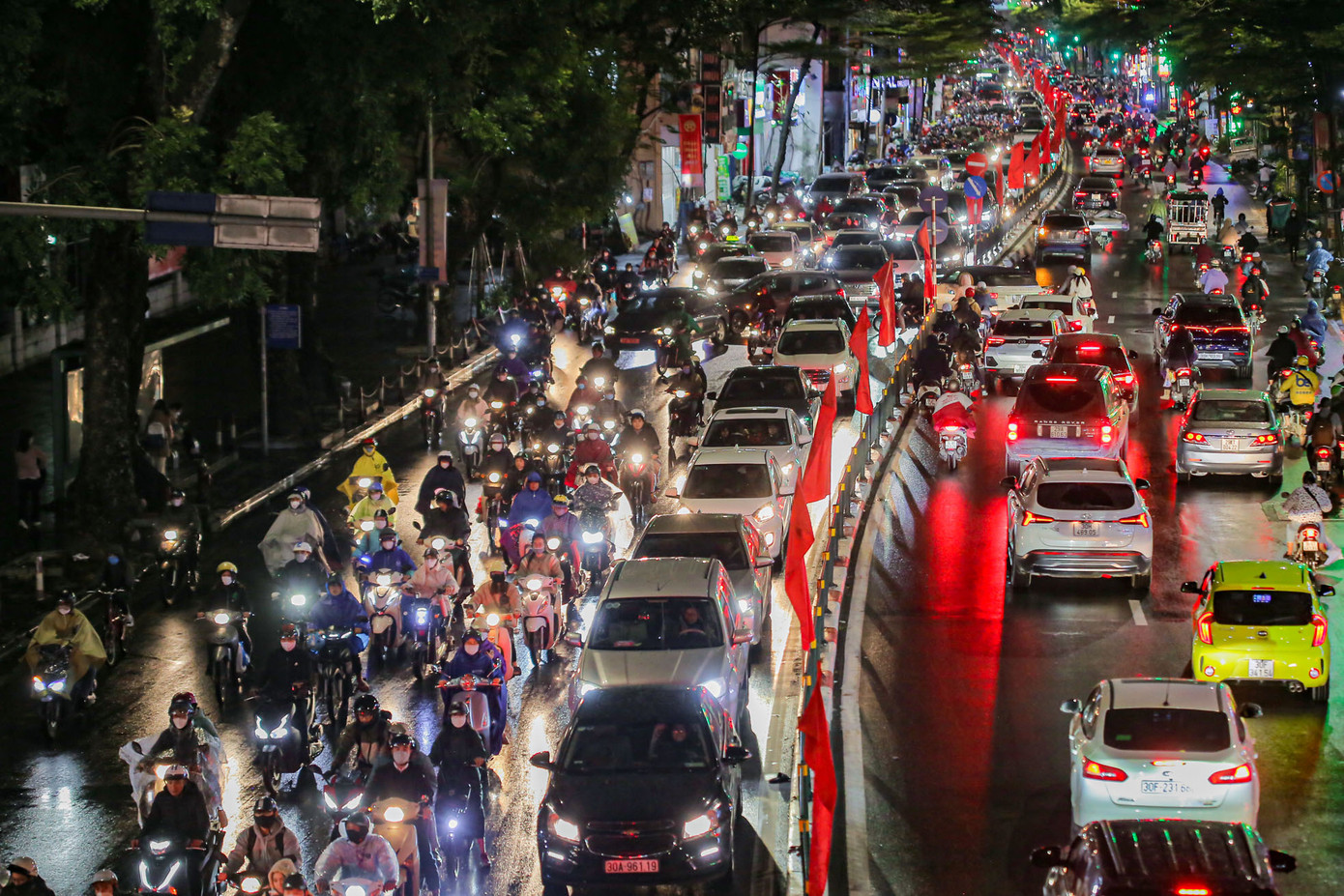 Đến 19h, tình trạng ùn ứ vẫn diễn ra trên các tuyến đường trên.