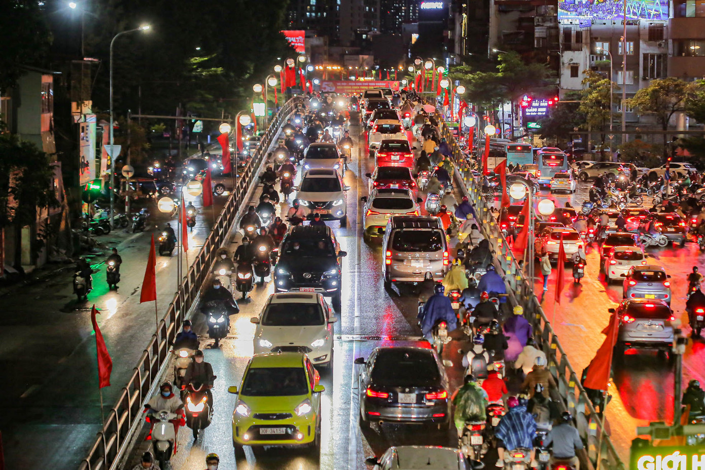 Cầu vượt Thái Hà đông đúc cả hai chiều.