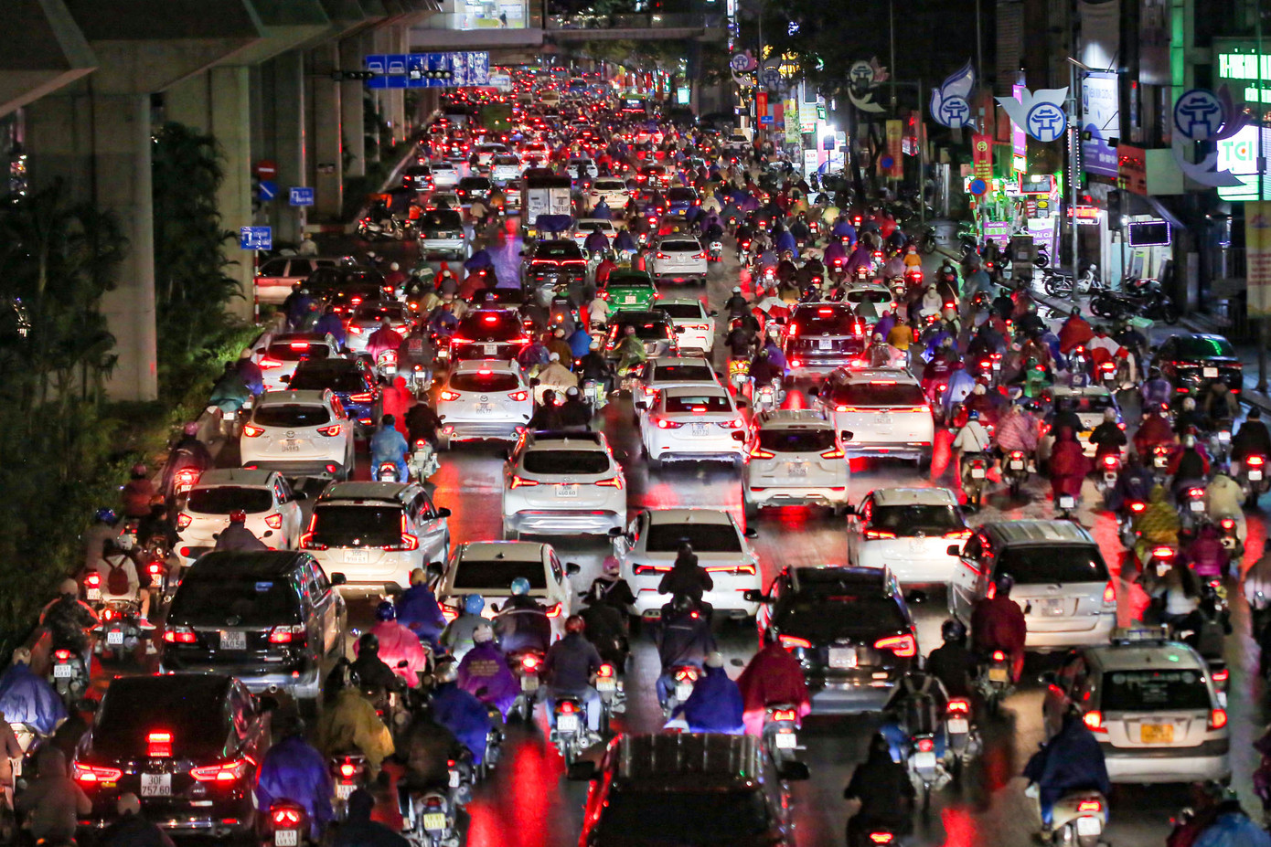 Ghi nhận của PV tại khu vực Hà Nội, cơn mưa kéo dài cả ngày nay (28/12) kèm theo rét buốt khiến đường phố trong tình trạng ùn tắc nhiều giờ đặc biệt giờ cao điểm, các phương tiện di chuyển khó khăn.