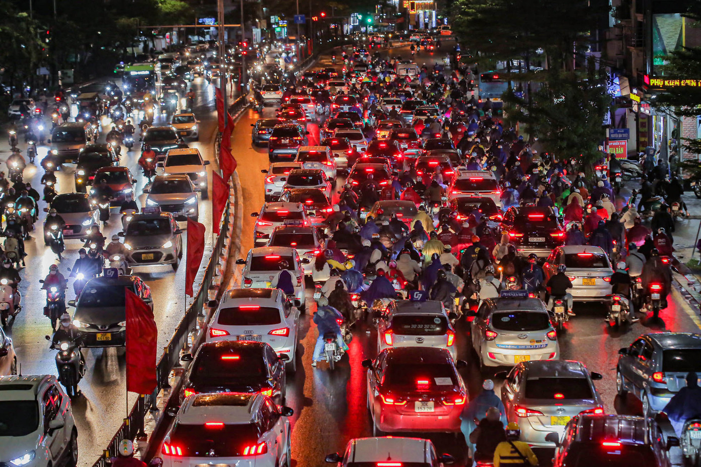 Cảnh ùn tắc kéo dài trên tuyến phố Tây Sơn hướng về phía Nam Hà Nội.