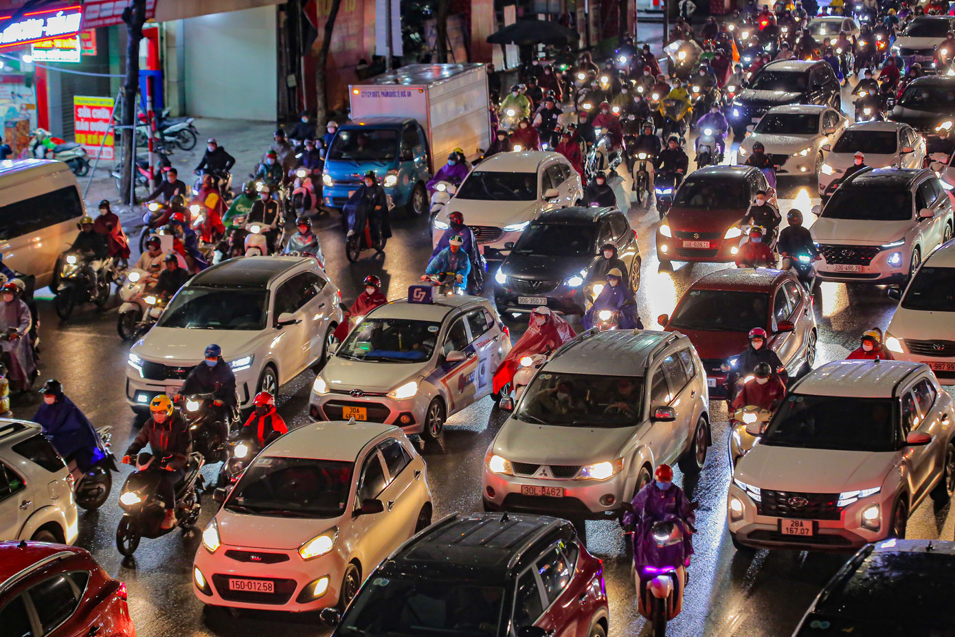 Hình ảnh ghi nhận tại tuyến đường Nguyễn Trãi trong chiều tối nay.