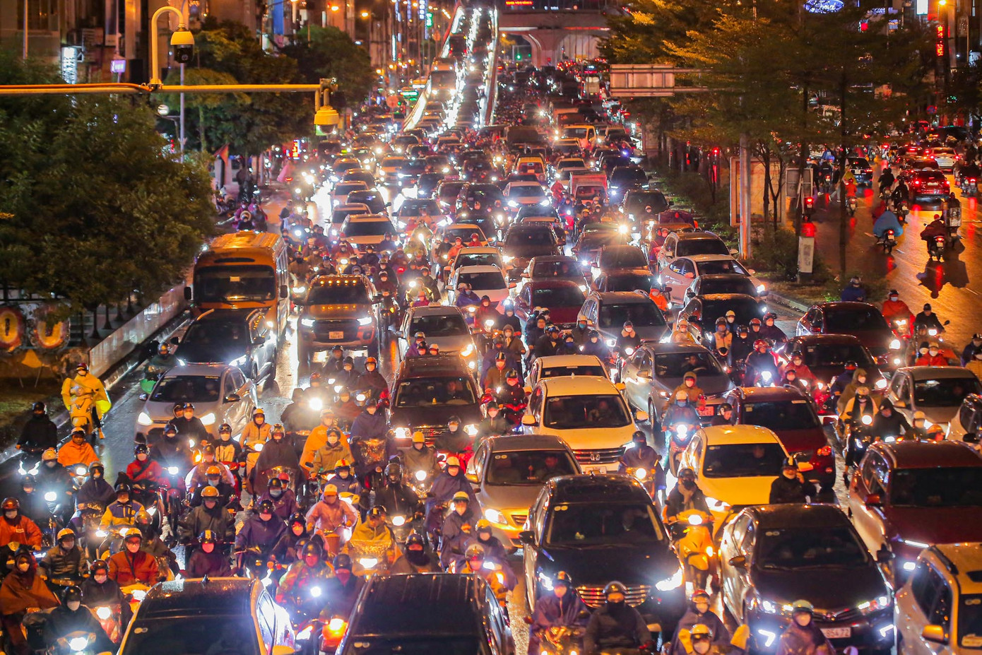 Đường Trường Chinh, "điểm nóng" giao thông cũng chịu cảnh tương tự.