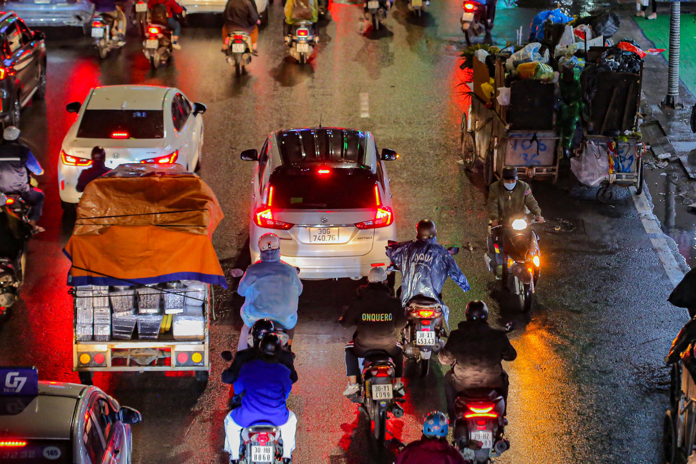 Nhiều phương tiện bất chấp đi ngược chiều đoạn dài để thoát "ma trận" tắc đường.