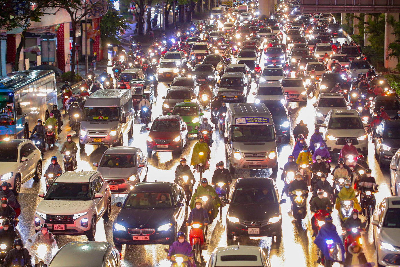 Các tuyến đường như Nguyễn Trãi, Trường Chinh, Láng, Tây Sơn, Chùa Bộc... đều trong tình trạng tắc nghẽn kéo dài.