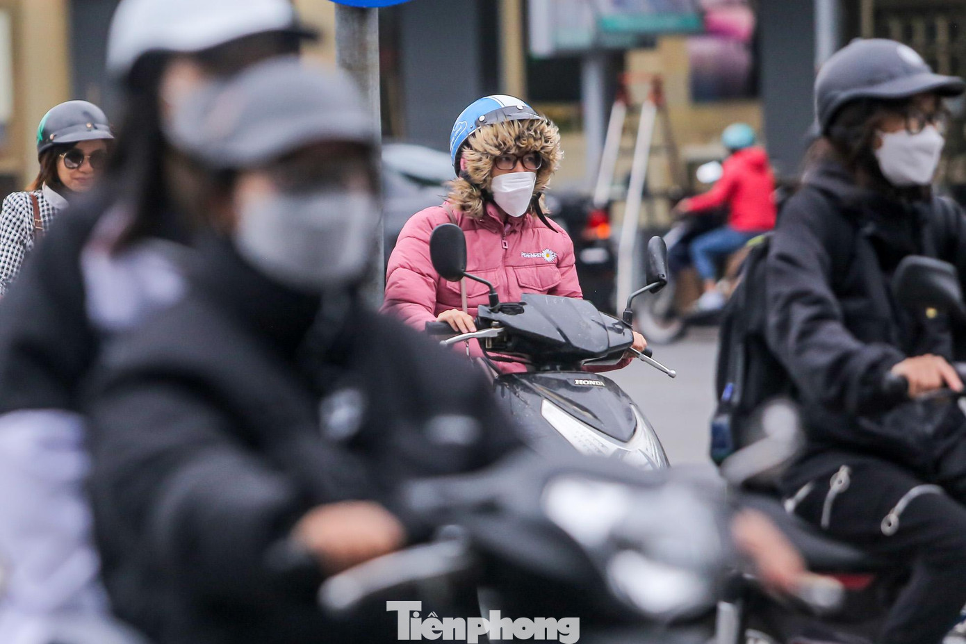 Năm nay, đầu tháng 12, người dân Thủ đô mới được diện quần áo mùa đông.