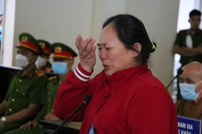 Bà Đê, mẹ bị cáo Linh tại tòa. Ảnh: Quang Hưng