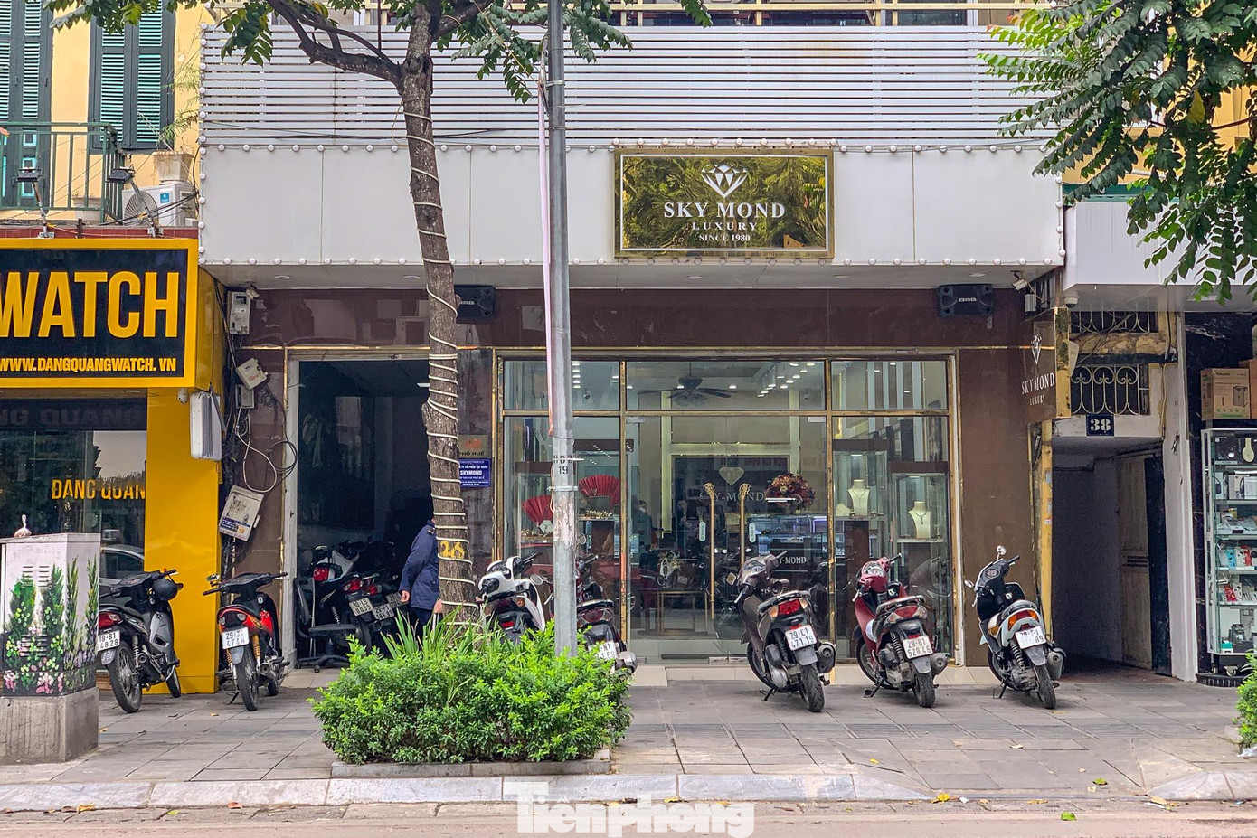 Cơ sở đang được sử dụng làm nơi kinh doanh cửa hàng trang sức, đá quý. Cơ sở đang được sử dụng làm nơi kinh doanh cửa hàng trang sức, đá quý.