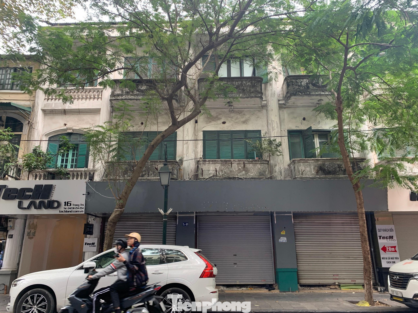 Cụ thể như nhà chuyên dùng số 16 - 18 Tràng Thi (Hoàn Kiếm) nằm trong danh sách thu hồi trên. Hiện tại mặt bằng tầng 1 ở đây trong tình trạng đóng cửa. Cụ thể như nhà chuyên dùng số 16 - 18 Tràng Thi (Hoàn Kiếm) nằm trong danh sách thu hồi trên. Hiện tại mặt bằng tầng 1 ở đây trong tình trạng đóng cửa.