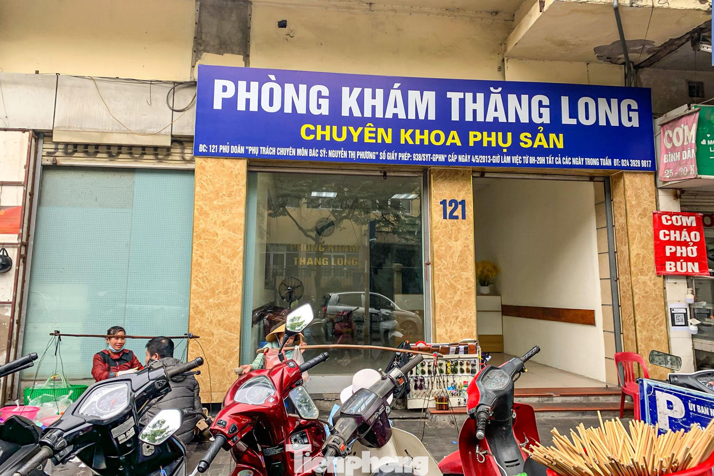 Thực hiện quyết định thu hồi nhà số 121 Phủ Doãn (quận Hoàn Kiếm), Sở Xây dựng đã có văn bản ngày 28/9/2015 và ngày 8/1/2016 đôn đốc Cty TNHH MTV Quản lý và Phát triển nhà Hà Nội thanh lý hợp đồng thuê nhà và thực hiện các biện pháp thu hồi nhà số 121 Phủ Doãn theo quy định. Hiện nay, địa chỉ trên đang là nơi hoạt động của phòng khám tư. Thực hiện quyết định thu hồi nhà số 121 Phủ Doãn (quận Hoàn Kiếm), Sở Xây dựng đã có văn bản ngày 28/9/2015 và ngày 8/1/2016 đôn đốc Cty TNHH MTV Quản lý và Phát triển nhà Hà Nội thanh lý hợp đồng thuê nhà và thực hiện các biện pháp thu hồi nhà số 121 Phủ Doãn theo quy định. Hiện nay, địa chỉ trên đang là nơi hoạt động của phòng khám tư.