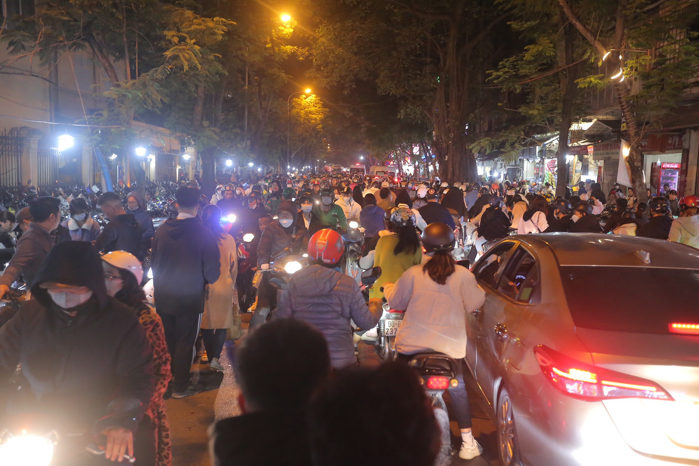 Cảnh tắc nghẹt tại phố Quán Sứ trong đêm Noel.