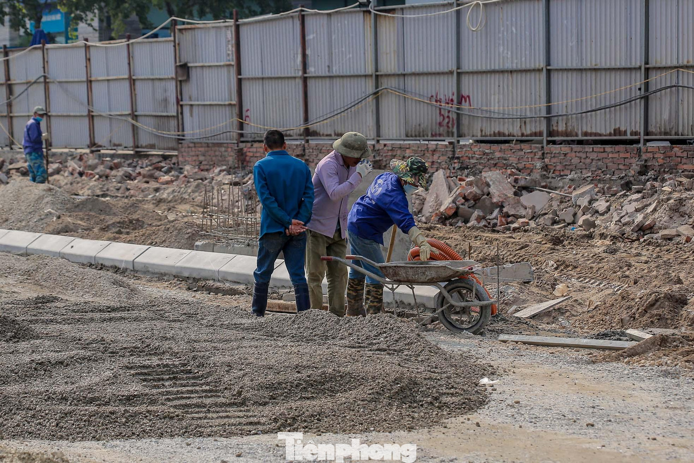 Các công nhân đang gấp rút hoàn thiện các hạng mục cuối trên công trường để kịp thông xe trước Tết Nguyên đán 2023.