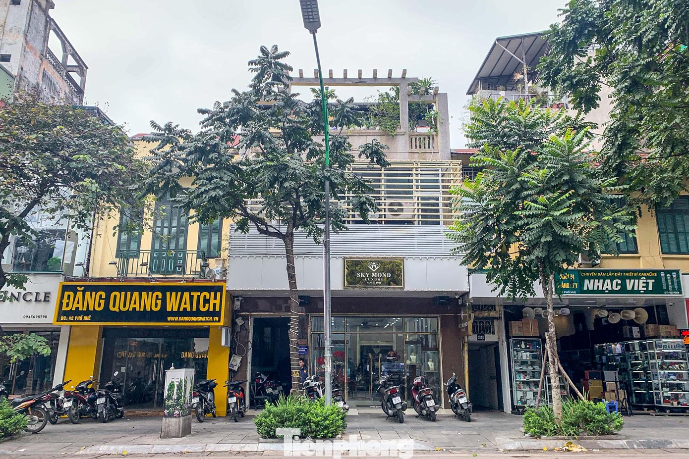 Tương tự cơ sở tại số 40 phố Huế đang được cơ quan chức năng xem xét, làm rõ việc quản lý, sử dụng để đề xuất phương án xử lý. Tương tự cơ sở tại số 40 phố Huế đang được cơ quan chức năng xem xét, làm rõ việc quản lý, sử dụng để đề xuất phương án xử lý.