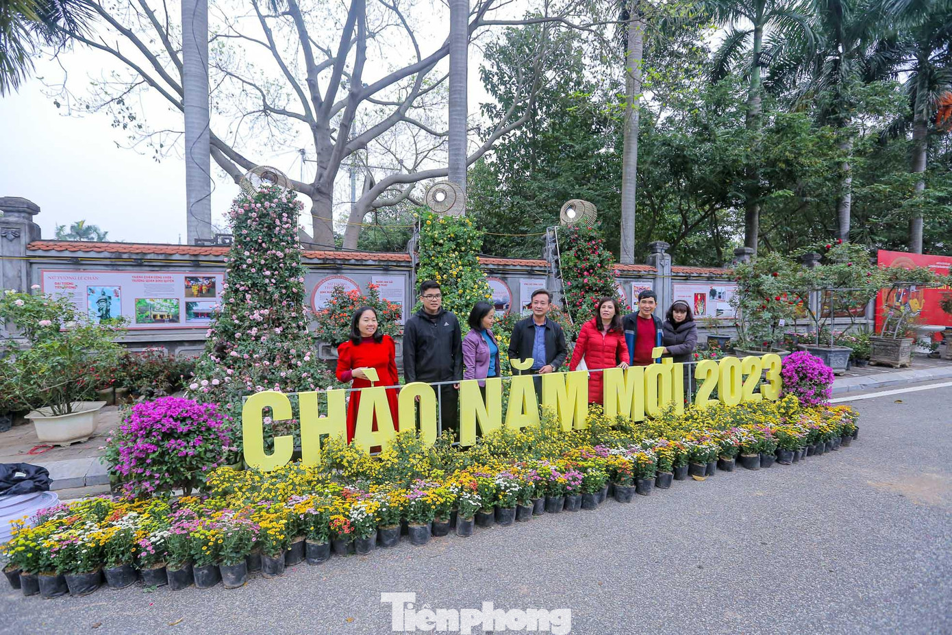 Bên cạnh đó, ngay tại nơi diễn ra Lễ công bố Mê Linh đạt chuẩn Nông thôn mới, huyện Mê Linh phối hợp với Trung tâm xúc tiến Đầu tư, Thương mại, Du lịch thành phố Hà Nội tổ chức 85 gian hàng trưng bày giới thiệu các sản phẩm làng nghề, sản phẩm OCOP, nông sản tiêu biểu của huyện Mê Linh, các quận, huyện, thị thuộc Hà Nội và các vùng, miền trong cả nước.