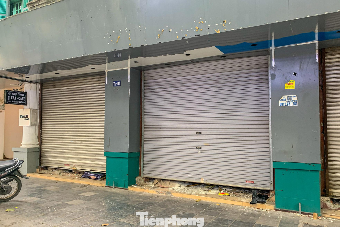 UBND thành phố cũng cho biết, Sở Xây dựng đã chủ trì cùng liên ngành kiểm tra công tác quản lý của Cty Quản lý nhà Hà Nội và các xí nghiệp trực thuộc; đồng thời, kiểm tra hiện trạng các nhà chuyên dùng đang gặp tồn tại vướng mắc, vi phạm. Từ báo cáo của Cty Quản lý nhà Hà Nội, Sở Xây dựng phối hợp với các đơn vị liên quan thống nhất phương án xử lý thu hồi đối với một số địa điểm nhà chuyên dùng có vướng mắc, vi phạm nổi cộm. UBND thành phố cũng cho biết, Sở Xây dựng đã chủ trì cùng liên ngành kiểm tra công tác quản lý của Cty Quản lý nhà Hà Nội và các xí nghiệp trực thuộc; đồng thời, kiểm tra hiện trạng các nhà chuyên dùng đang gặp tồn tại vướng mắc, vi phạm. Từ báo cáo của Cty Quản lý nhà Hà Nội, Sở Xây dựng phối hợp với các đơn vị liên quan thống nhất phương án xử lý thu hồi đối với một số địa điểm nhà chuyên dùng có vướng mắc, vi phạm nổi cộm.