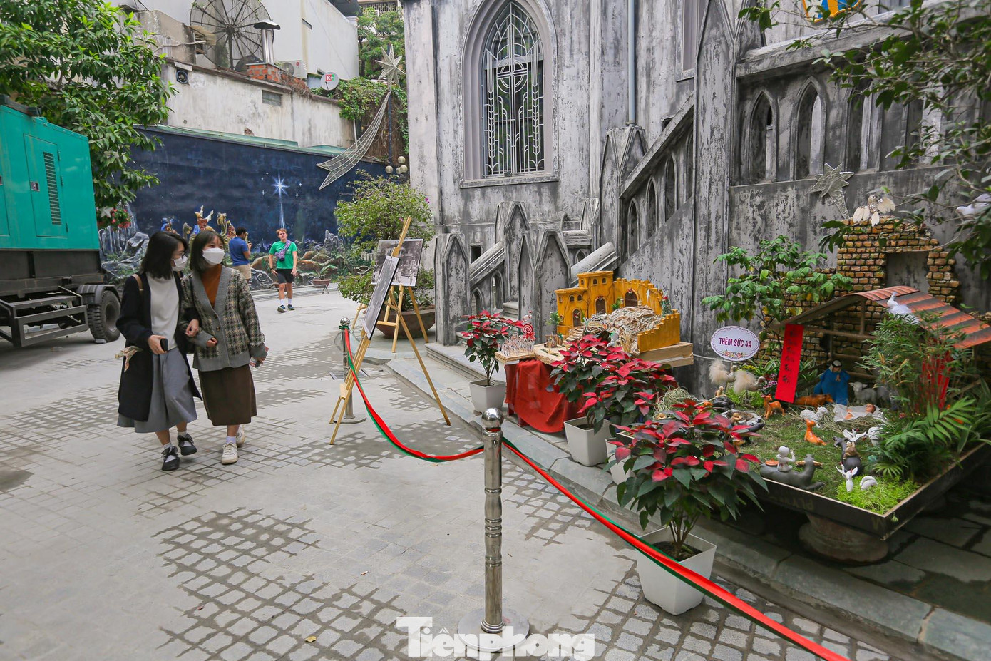 Xung quanh nhà thờ được bố trí tiểu cảnh mừng ngày lễ Giáng sinh.